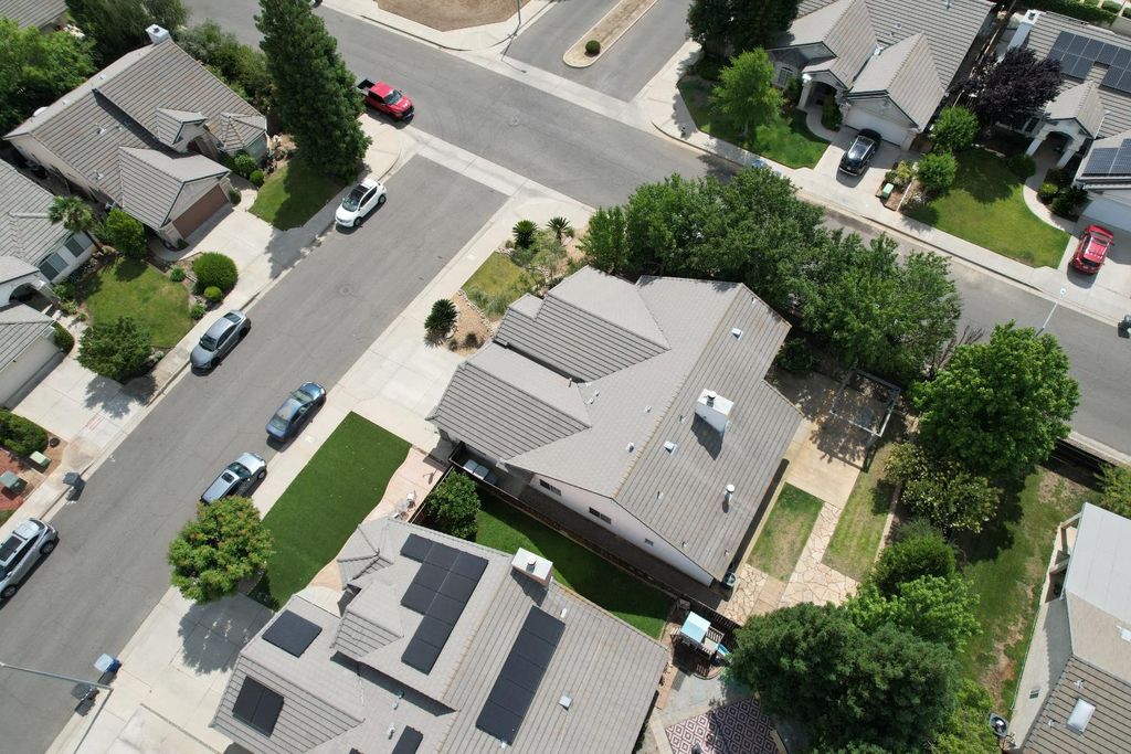 Image 32 of property listing at 2050 E Fox Glen Drive, Fresno, CA 93730