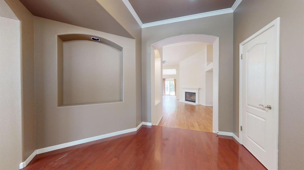 Image 4 of property listing at 2050 E Fox Glen Drive, Fresno, CA 93730