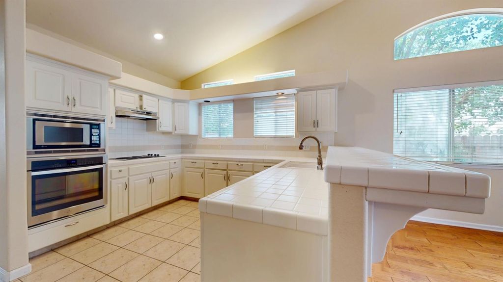 Image 5 of property listing at 2050 E Fox Glen Drive, Fresno, CA 93730