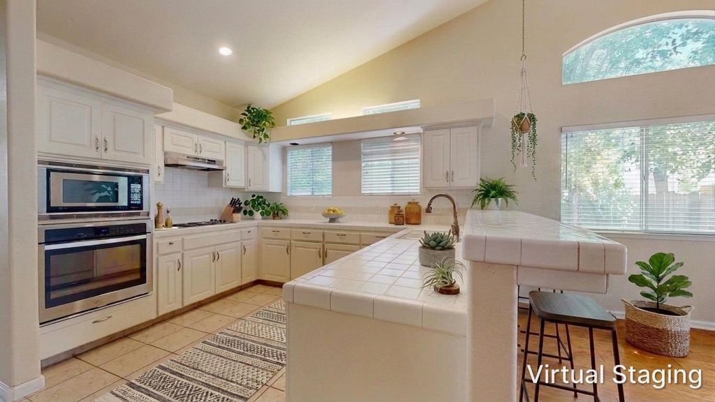 Image 6 of property listing at 2050 E Fox Glen Drive, Fresno, CA 93730