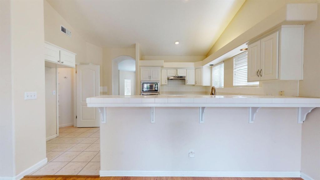Image 7 of property listing at 2050 E Fox Glen Drive, Fresno, CA 93730