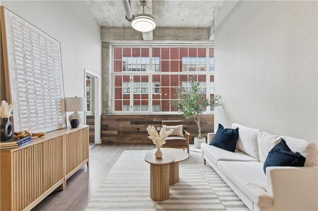 321 W 7th Street 402, Kansas City, MO 64105