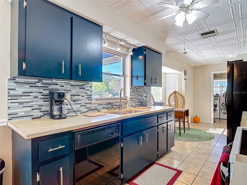 Image 22 of property listing at 10251 OCEANSPRAY BOULEVARD, Englewood, FL 34224