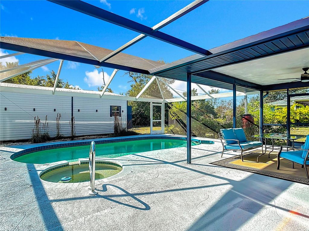 Image 8 of property listing at 10251 OCEANSPRAY BOULEVARD, Englewood, FL 34224