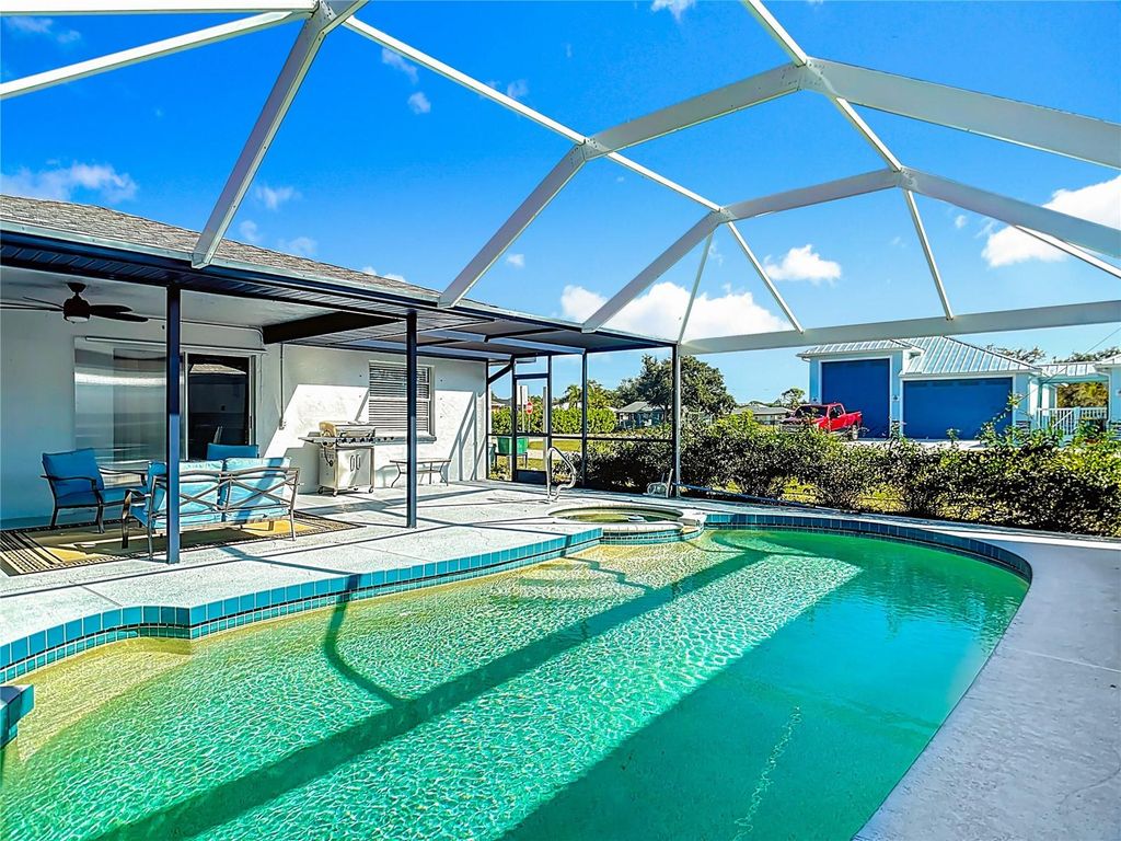 Image 10 of property listing at 10251 OCEANSPRAY BOULEVARD, Englewood, FL 34224