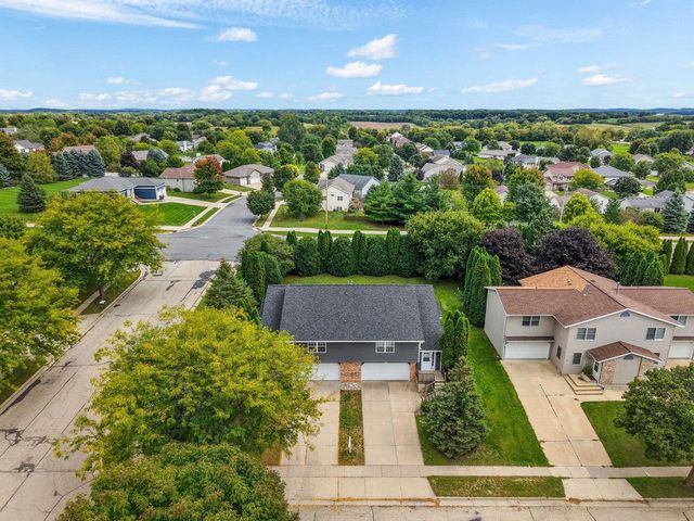 824 N Clover Lane, Cottage Grove, WI 53527