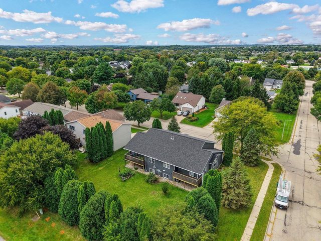 824 N Clover Lane, Cottage Grove, WI 53527