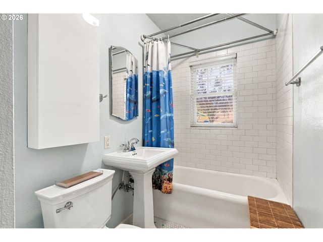 711 Ne RANDALL Ave 105, Portland, OR 97232