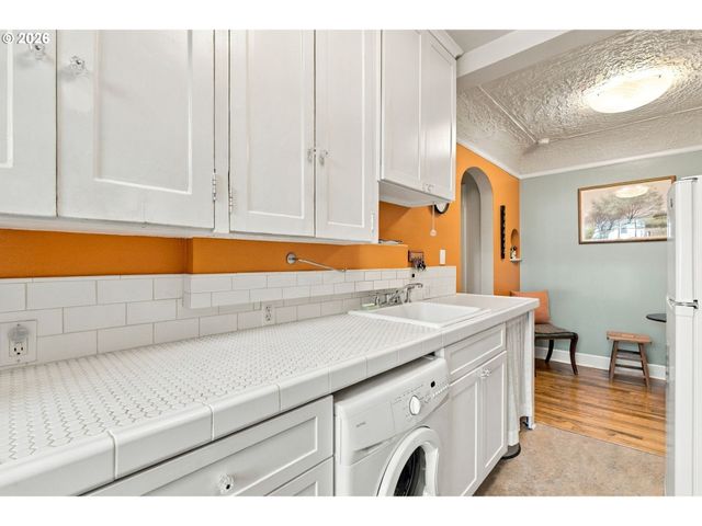 711 Ne RANDALL Ave 105, Portland, OR 97232
