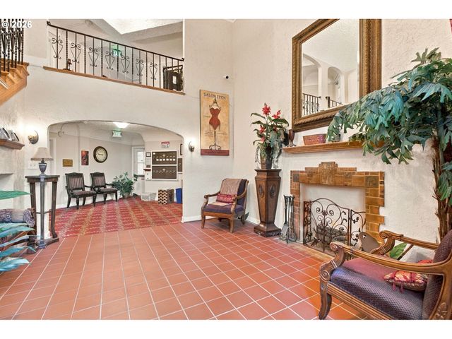 711 Ne RANDALL Ave 105, Portland, OR 97232