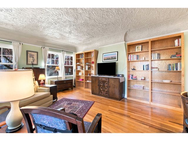 711 Ne RANDALL Ave 105, Portland, OR 97232