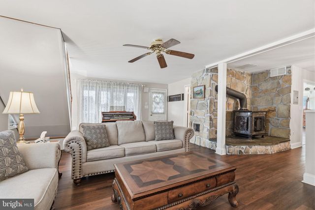 12 IDOLSTONE RD, Levittown, PA 19057
