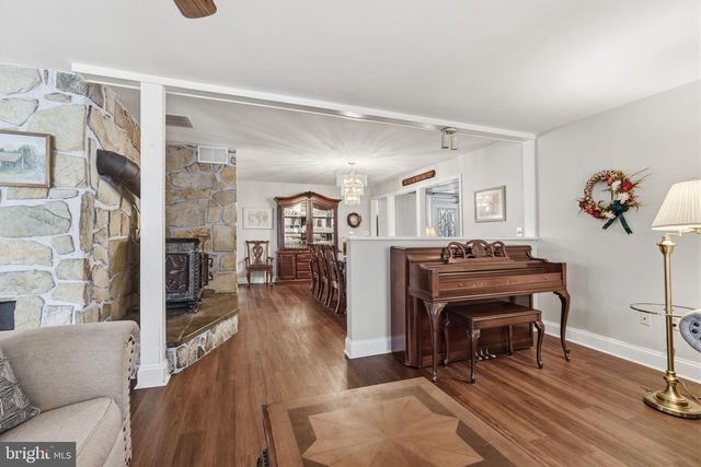 12 IDOLSTONE RD, Levittown, PA 19057