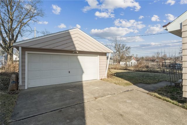 920 26th St, Marion, IA 52302