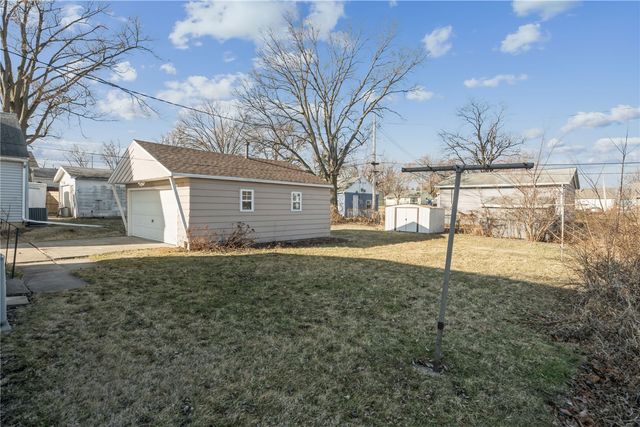 920 26th St, Marion, IA 52302