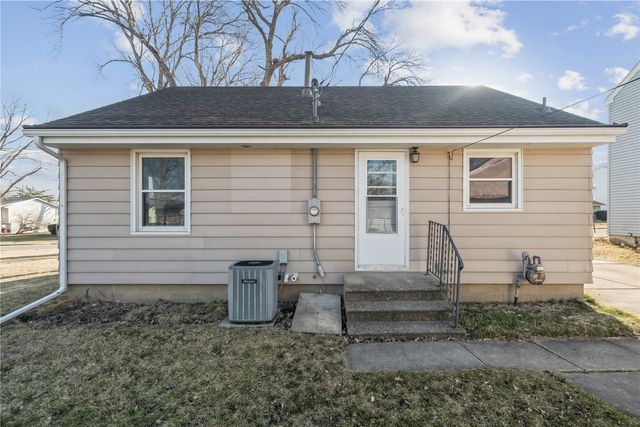 920 26th St, Marion, IA 52302