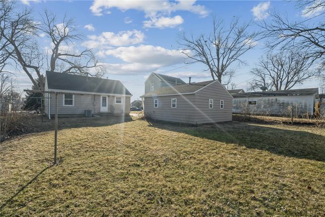 920 26th St, Marion, IA 52302