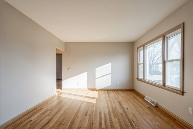 920 26th St, Marion, IA 52302