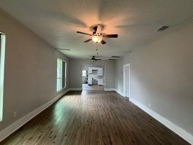 915 NE 1st Street, Mineral Wells, TX 76067