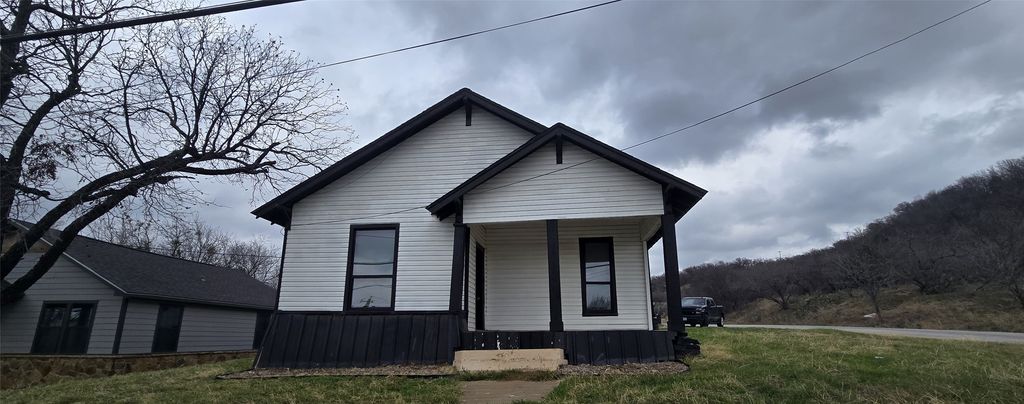 915 NE 1st Street, Mineral Wells, TX 76067