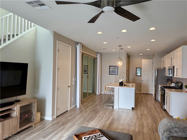 572 Pear Lake Street, Las Vegas, NV 89138