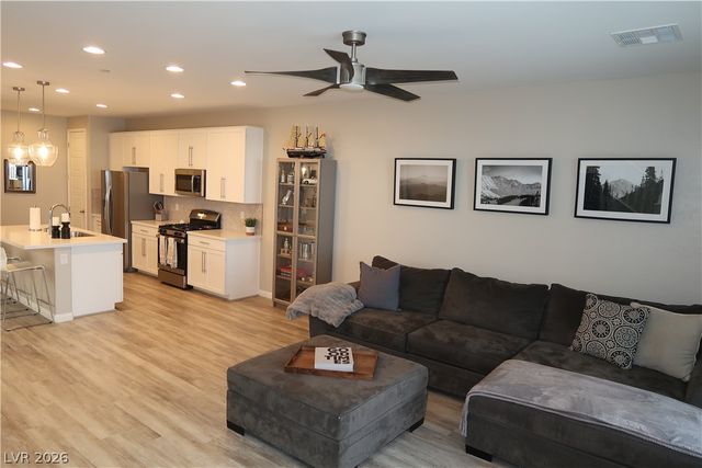 572 Pear Lake Street, Las Vegas, NV 89138