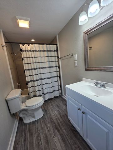 112 E Linden St, Rockport, TX 78382