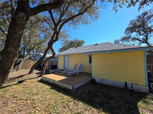 112 E Linden St, Rockport, TX 78382