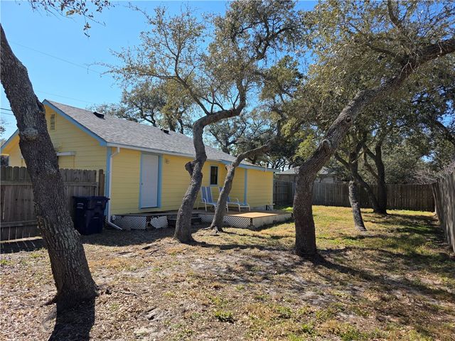 112 E Linden St, Rockport, TX 78382