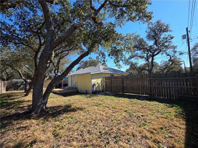 112 E Linden St, Rockport, TX 78382