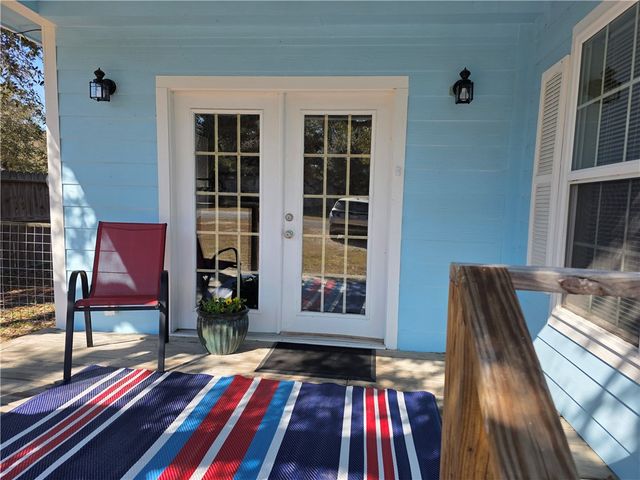 112 E Linden St, Rockport, TX 78382