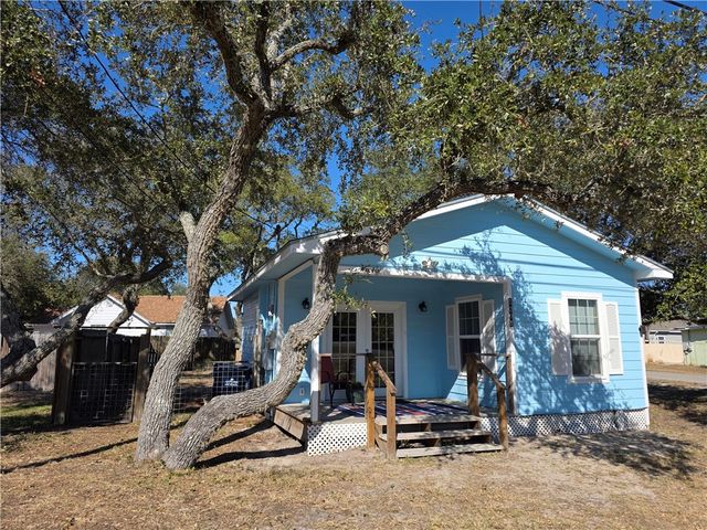 112 E Linden St, Rockport, TX 78382