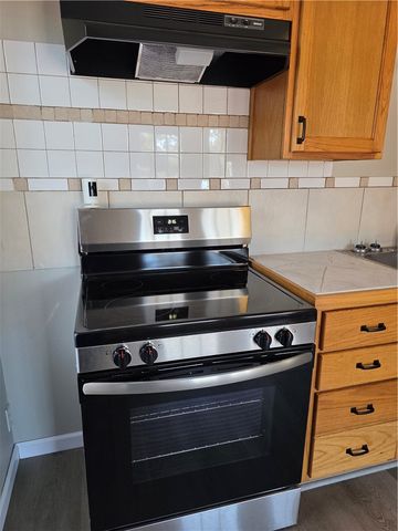 112 E Linden St, Rockport, TX 78382