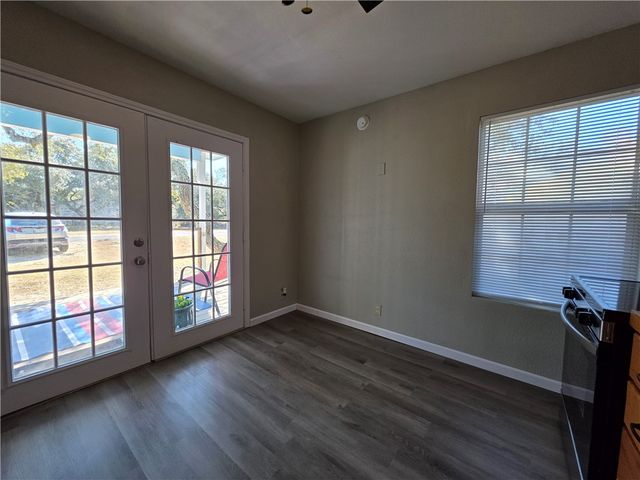 112 E Linden St, Rockport, TX 78382