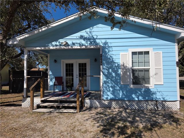 112 E Linden St, Rockport, TX 78382