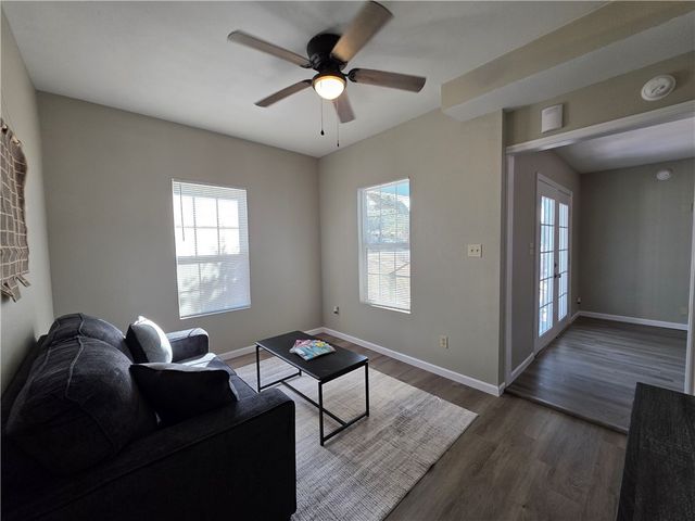 112 E Linden St, Rockport, TX 78382