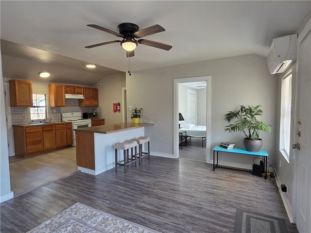 112 E Linden St, Rockport, TX 78382