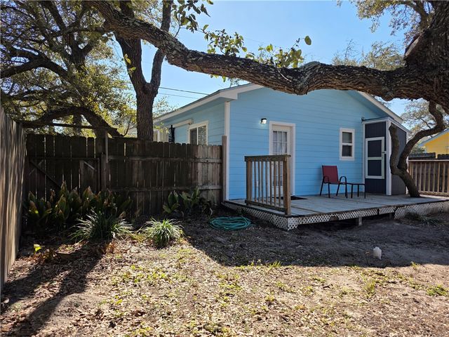 112 E Linden St, Rockport, TX 78382