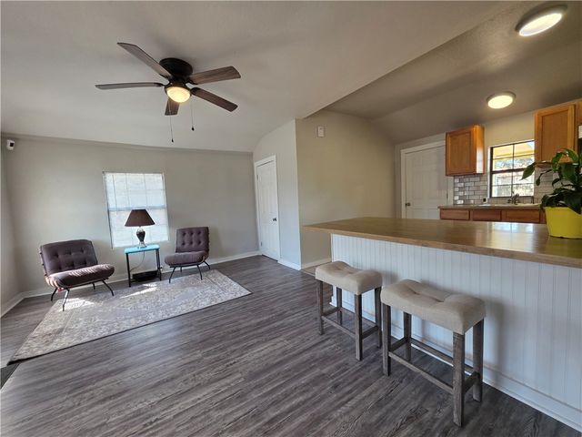 112 E Linden St, Rockport, TX 78382