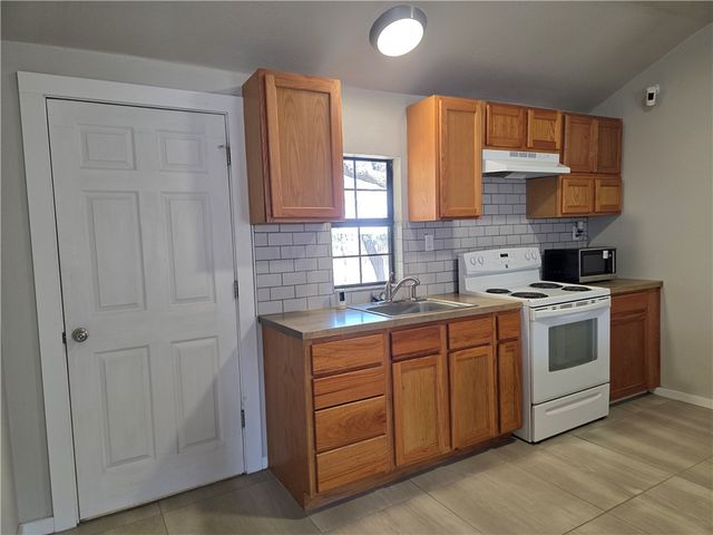 112 E Linden St, Rockport, TX 78382