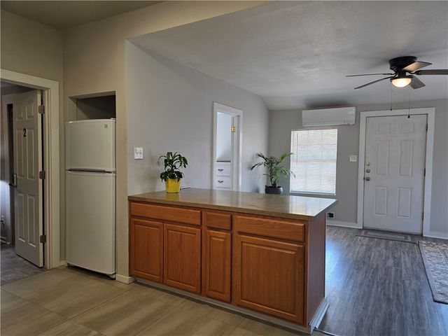 112 E Linden St, Rockport, TX 78382