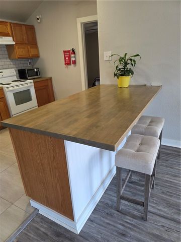 112 E Linden St, Rockport, TX 78382