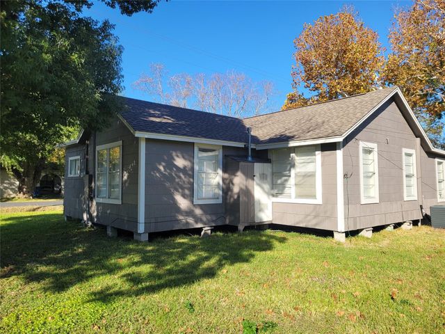 102 22nd Street N, Texas City, TX 77590