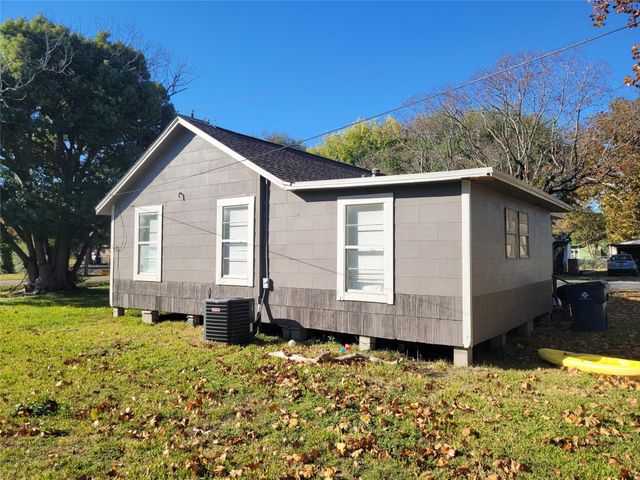 102 22nd Street N, Texas City, TX 77590