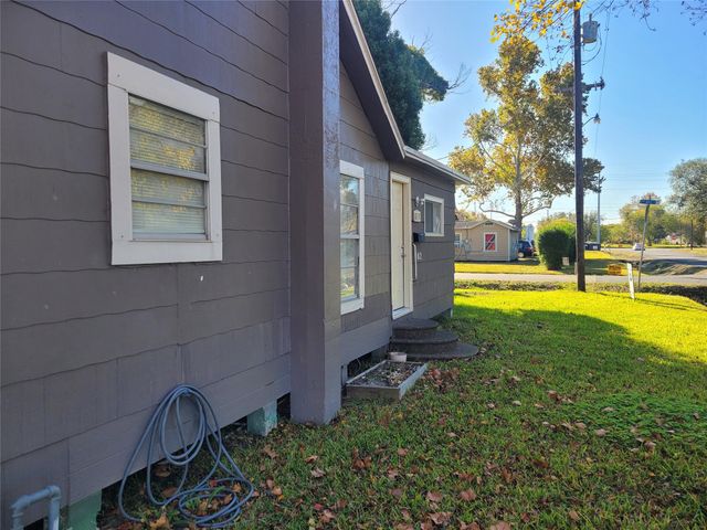 102 22nd Street N, Texas City, TX 77590