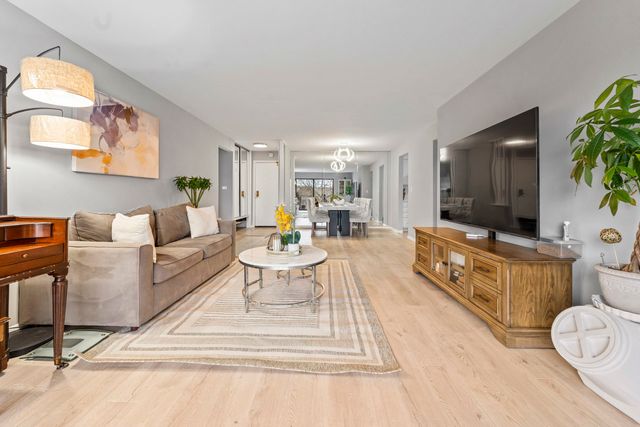 2150 Valencia Drive 314A, Northbrook, IL 60062