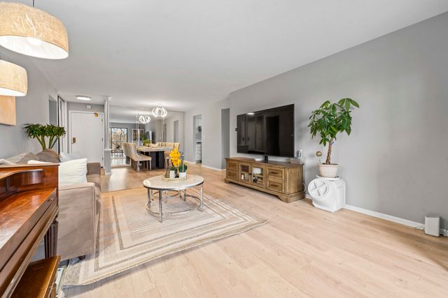 2150 Valencia Drive 314A, Northbrook, IL 60062