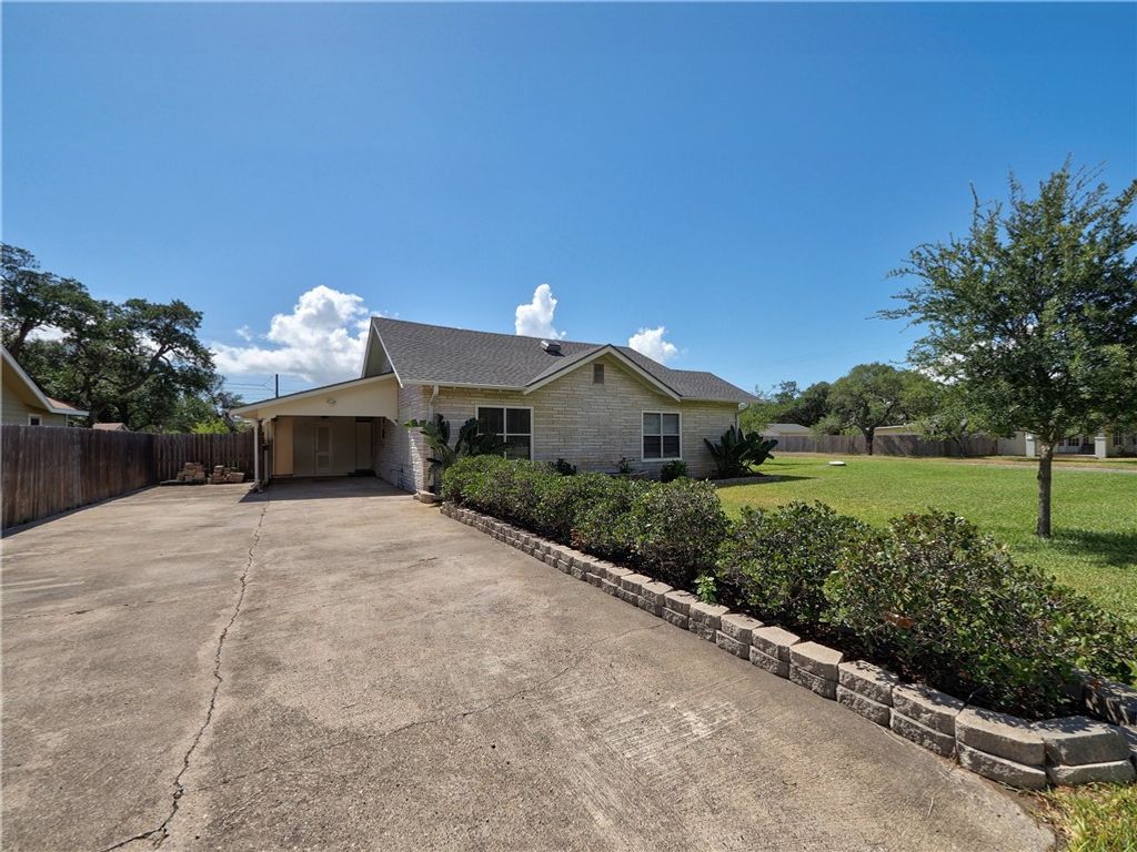 442 W Yoakum Ave, Aransas Pass, TX 78336 — photo 2