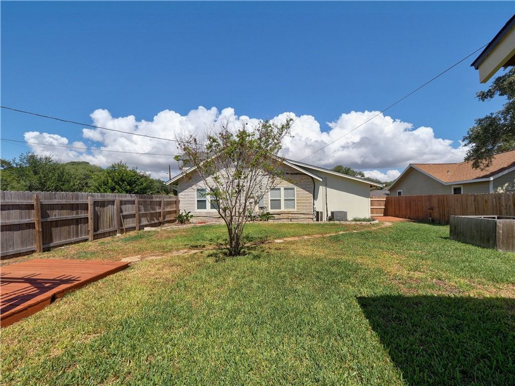 442 W Yoakum Ave, Aransas Pass, TX 78336 — photo 4