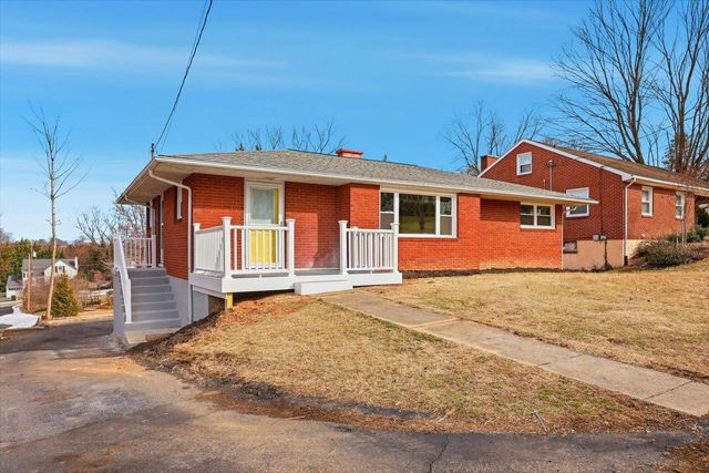 11 PARTLOW ST, Staunton, VA 24401